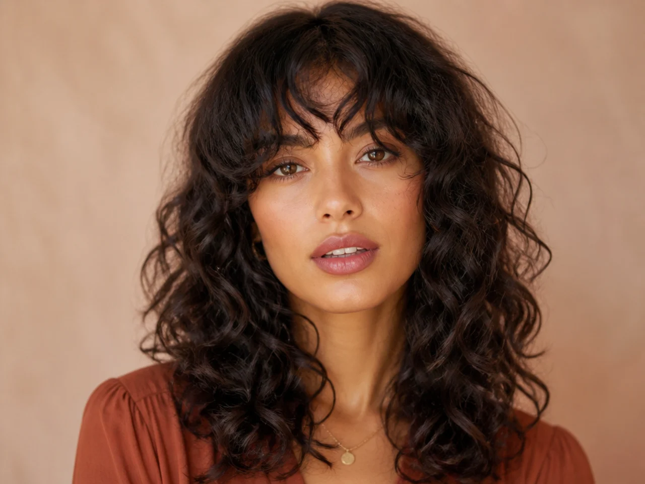 A curly fringe blended into curtain layers