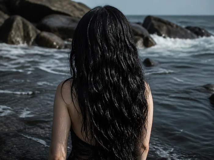 Sea witch mermaid-black waves Halloween hairstyle with wet shimmer