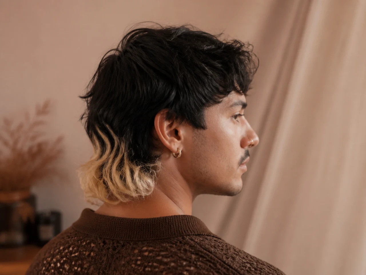 A mens mullet with a bleached tail and dark front
