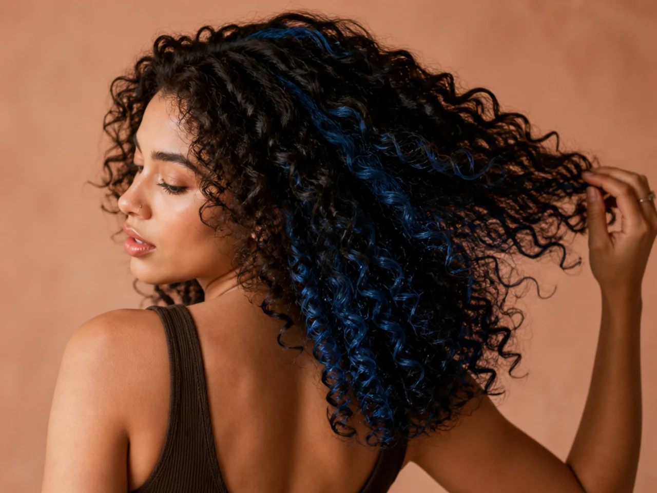 A blue panel on curly hair