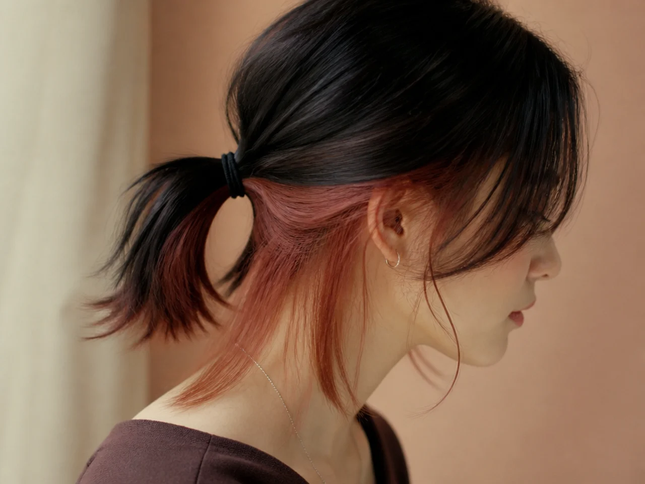A short ponytail showing a coloured under section
