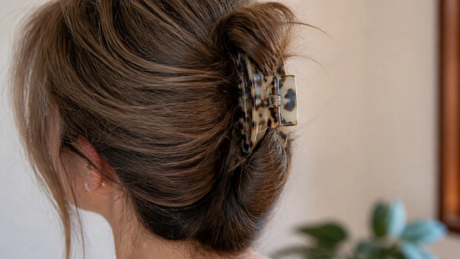 A vertical twist at the back of the head held by a large tortoiseshell claw clip