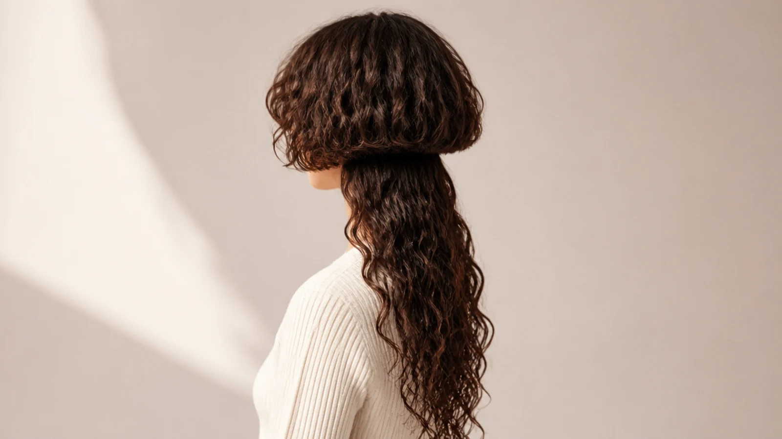 A diffused curly short layer above long curls