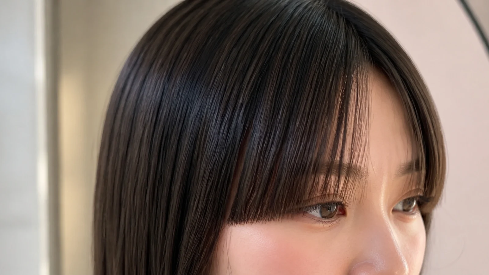 A blunt-edged short fringe with a solid line