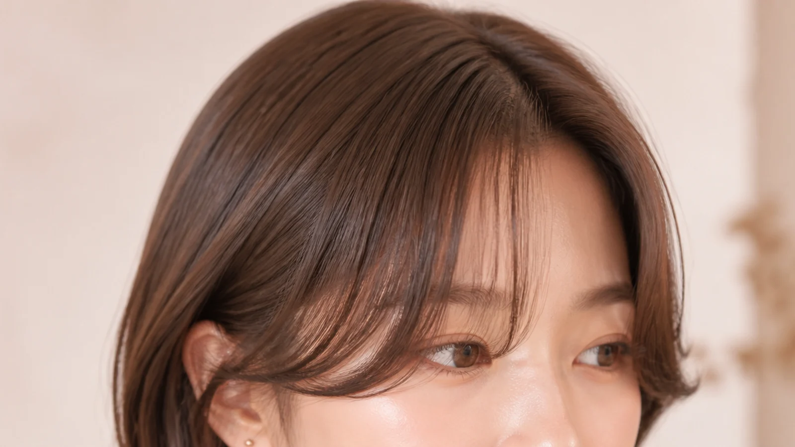 A glossy fringe with the ends curving outward in a small flick beside the eye